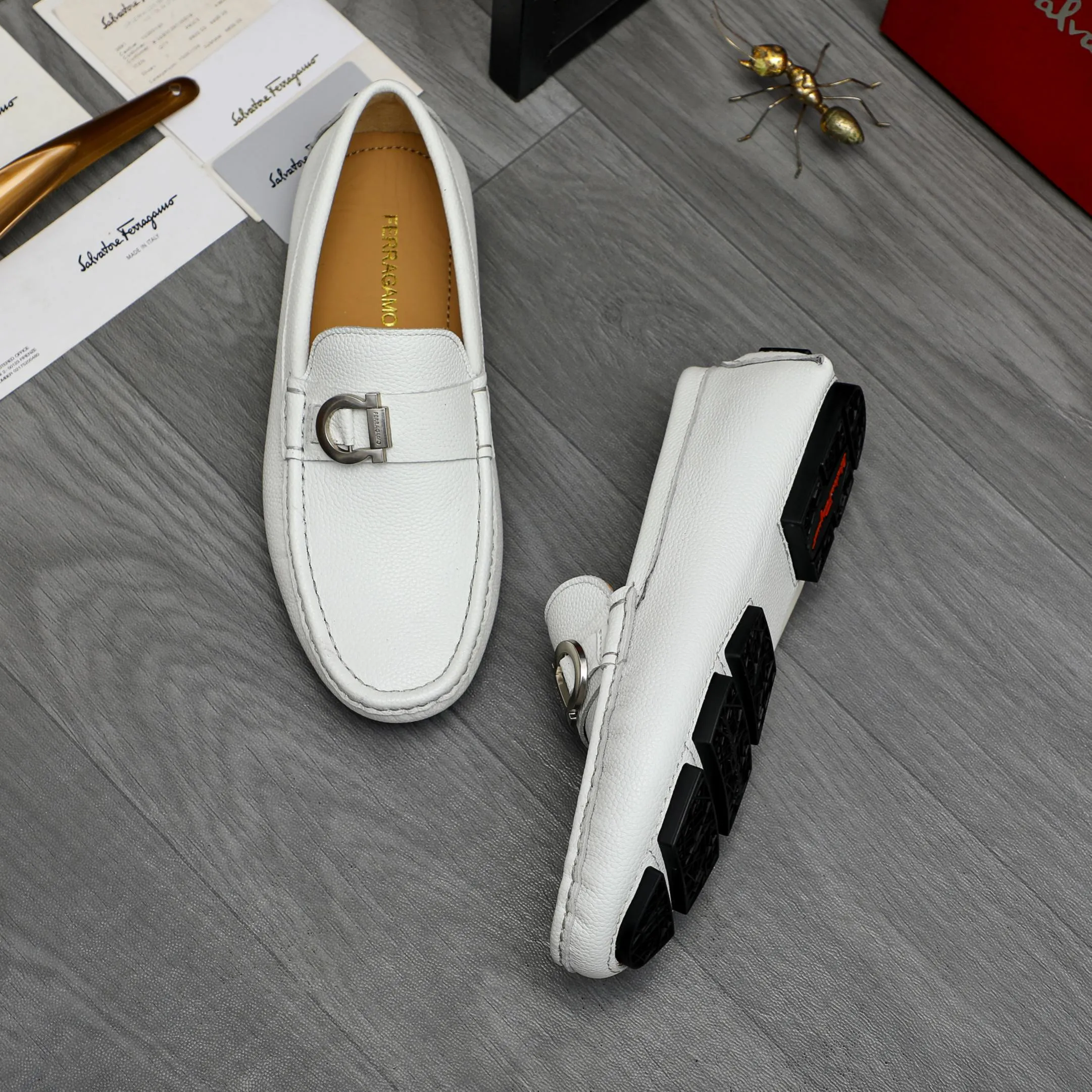 P420 Product trademark: Ferragamo [Ferragamo] Casual slip-on men's shoes Regular size: 38-44 Product material: Selected pebbled cowhide upper, sheepskin lining, original rubber outsole